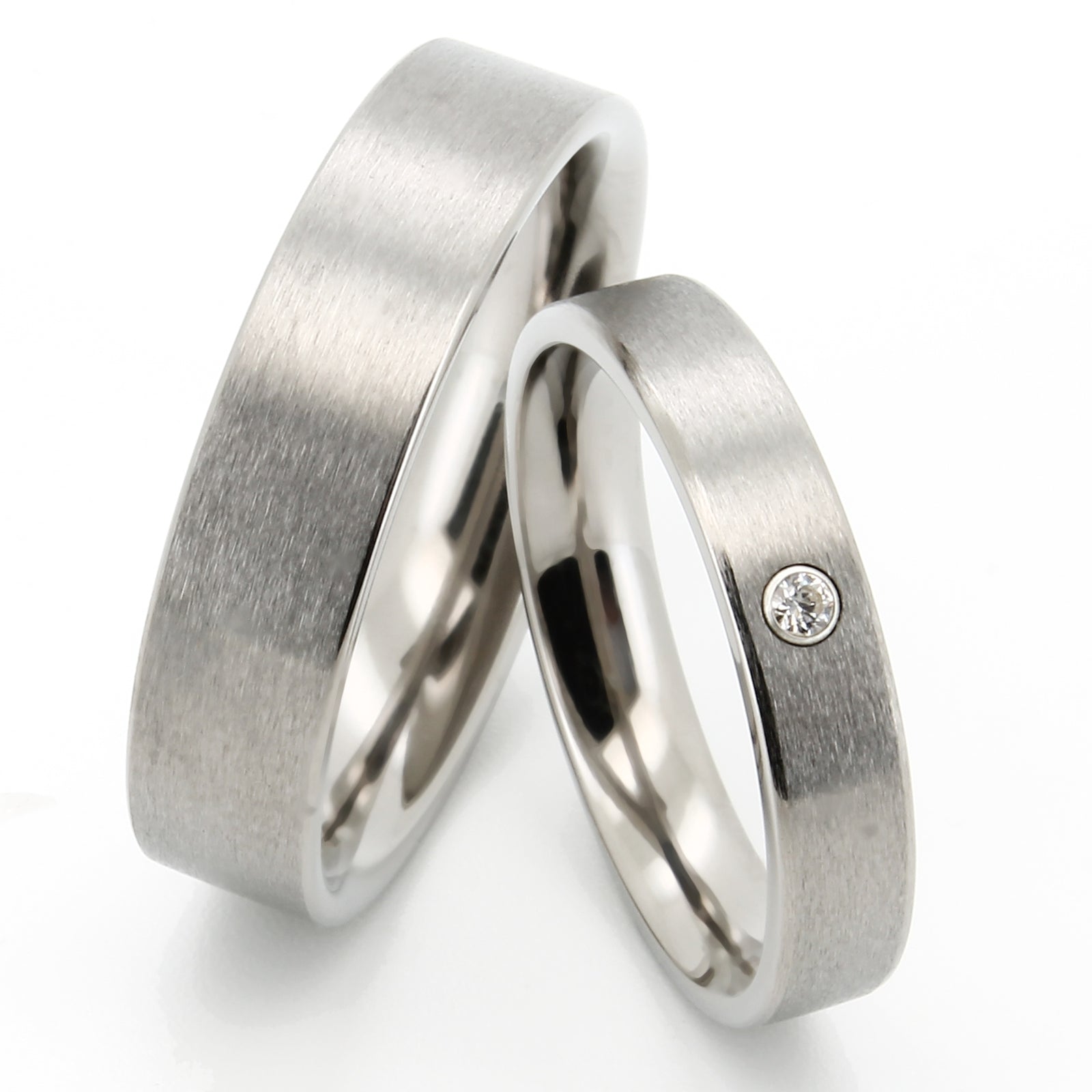 Eheringe aus Titan – matt und poliert mit Inlay