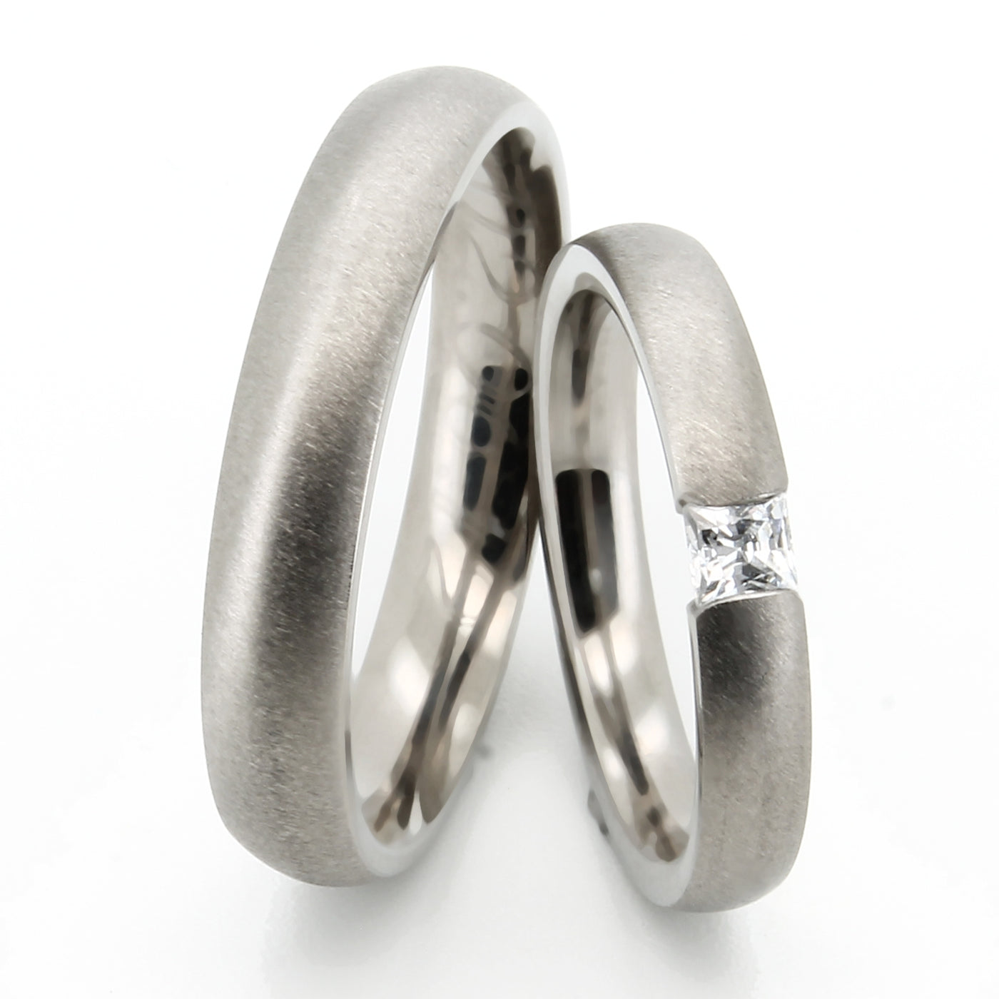 Eheringe Berlin aus Titan matt mit Lab-Grown Diamant