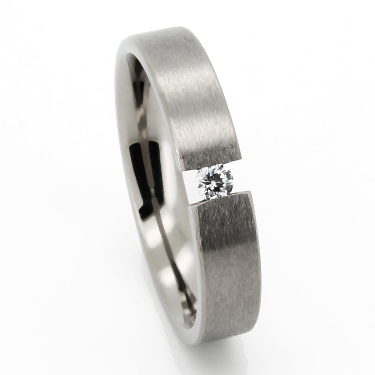 Verlobungsring aus Titan minimalistische Fassung